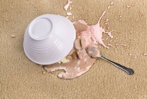 پاک کردن لکه بستنی از روی فرش 